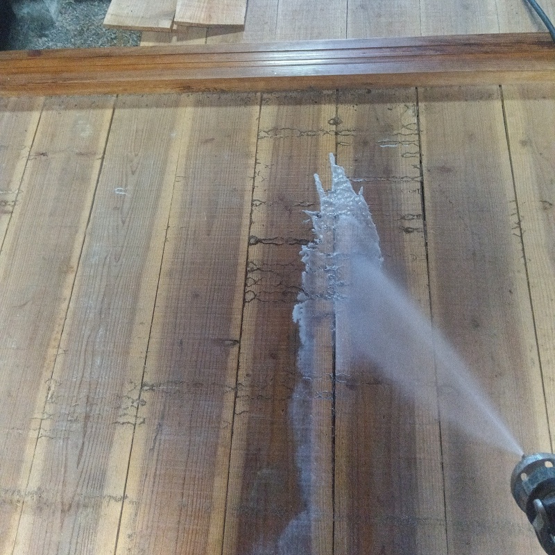 室内の床板にシロアリ駆除剤を散布