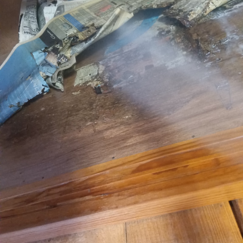 室内の床板にシロアリ駆除剤を散布