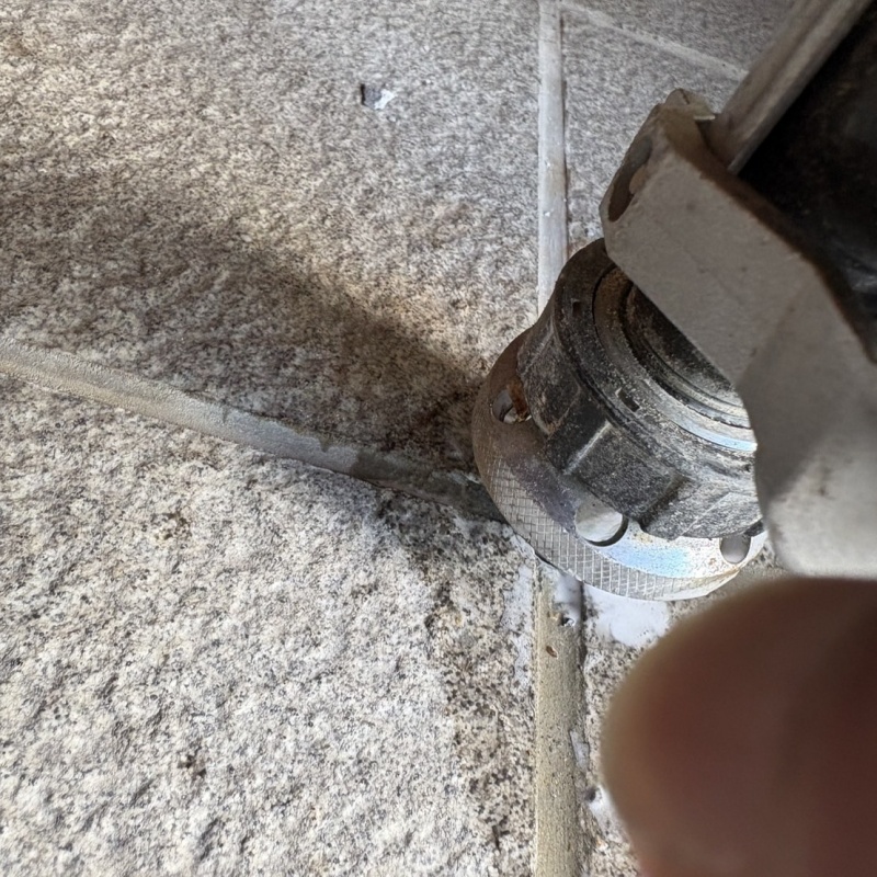 床にシロアリ駆除剤を注入