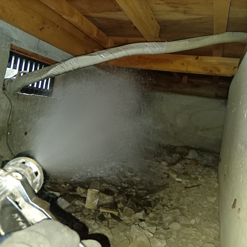 床下の木材にシロアリ駆除剤を散布