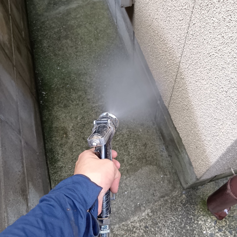 屋外の地面にシロアリ駆除剤を散布