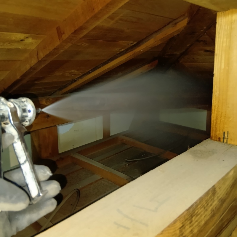 屋根裏にシロアリ駆除剤を散布