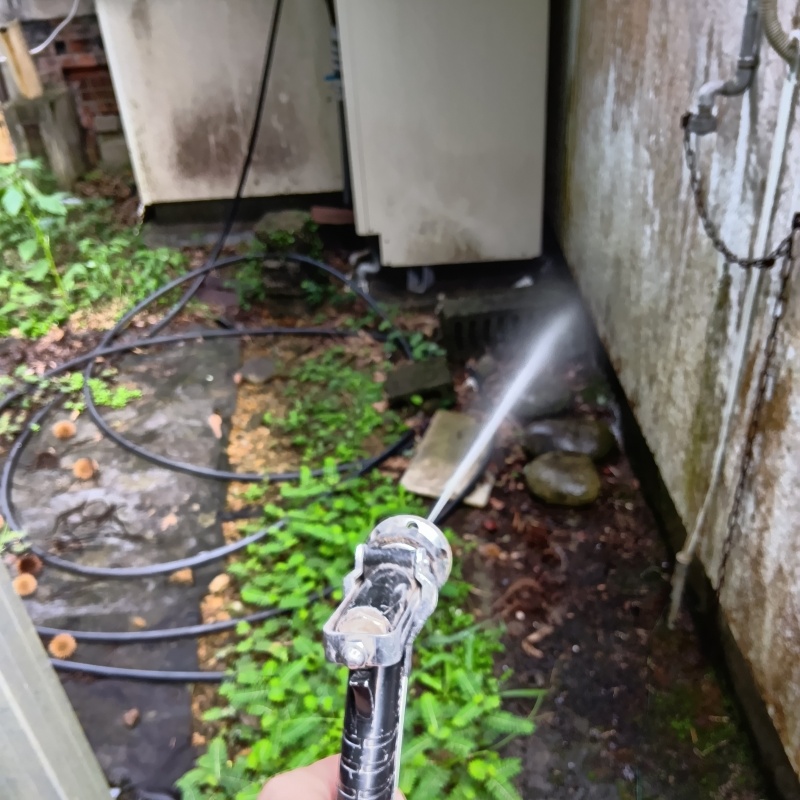 屋外の地面にシロアリ駆除剤を散布