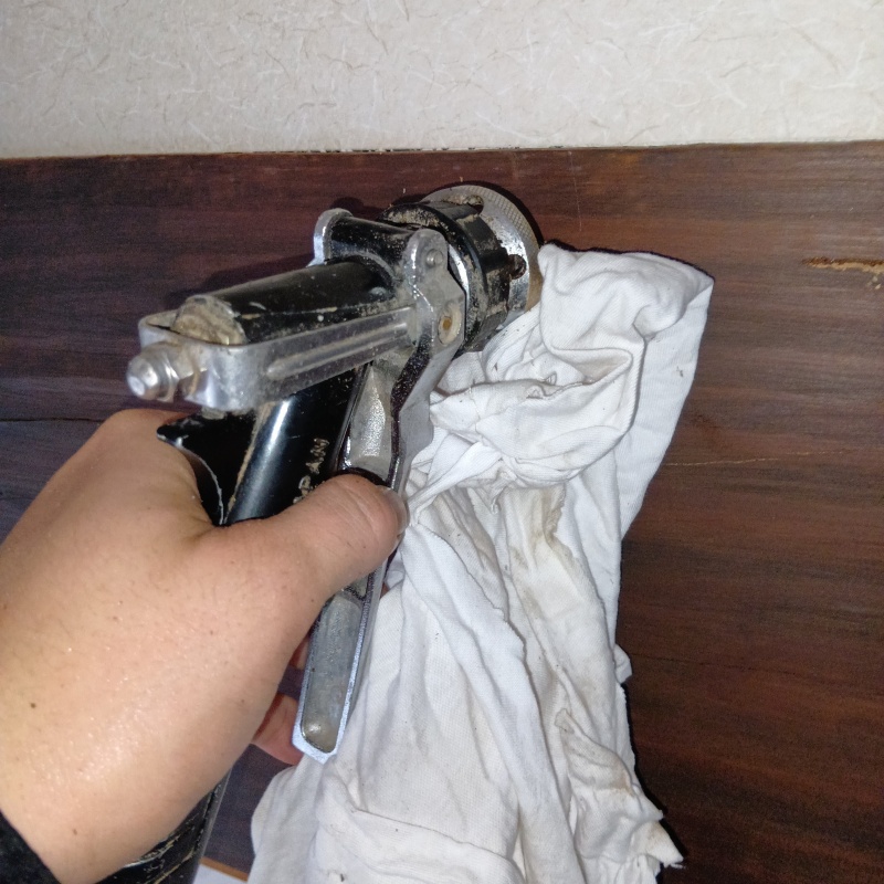 壁にシロアリ駆除剤を注入