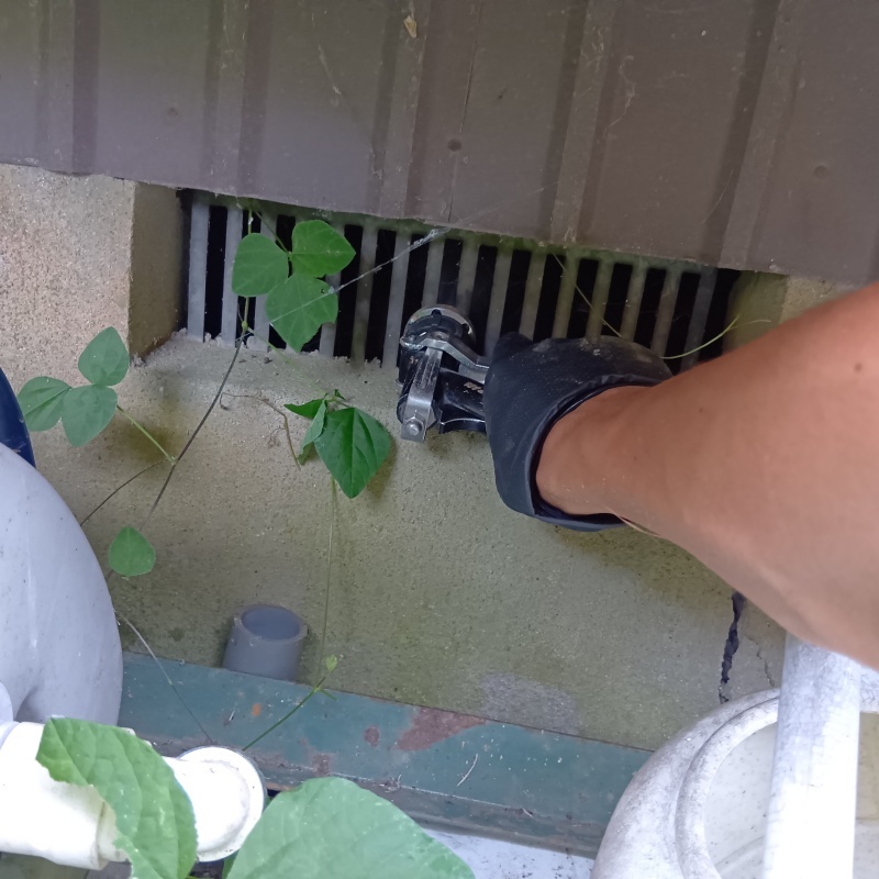 床下換気口からシロアリ駆除剤を散布