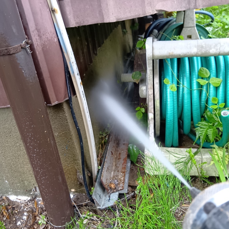 建物の外周にシロアリ駆除剤を散布