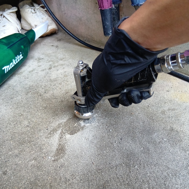 床にシロアリ駆除剤を注入