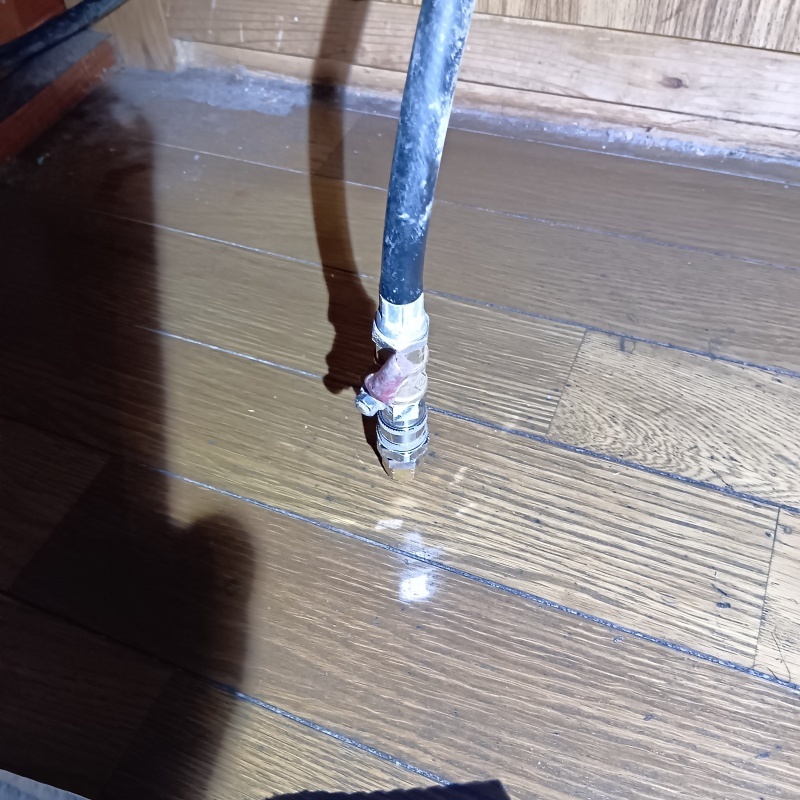 床にシロアリ駆除剤を注入