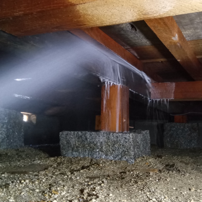 床下の木材に防蟻剤を散布