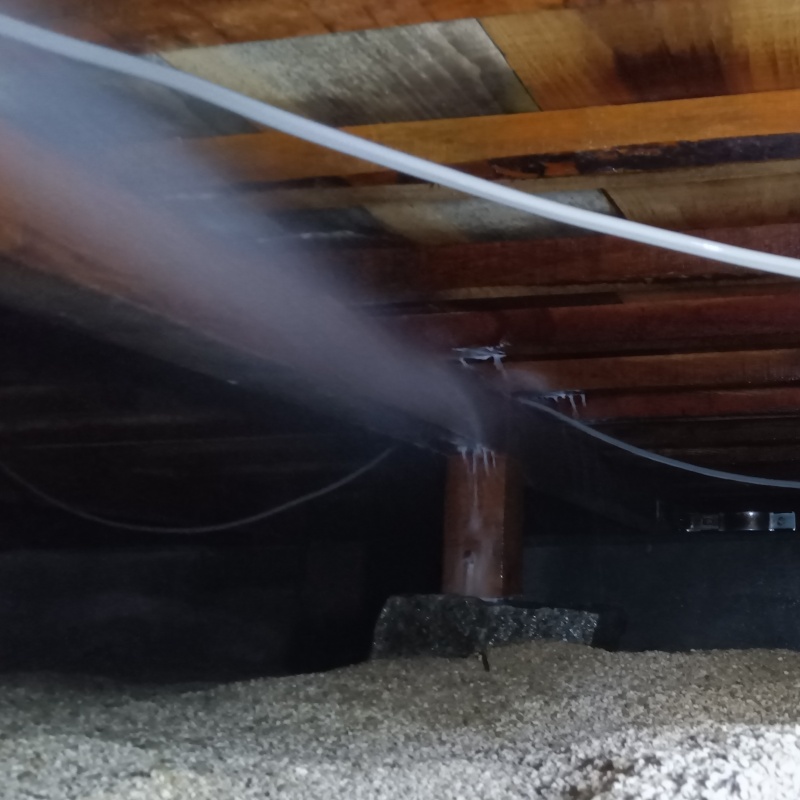 床下の木材に防蟻剤を散布