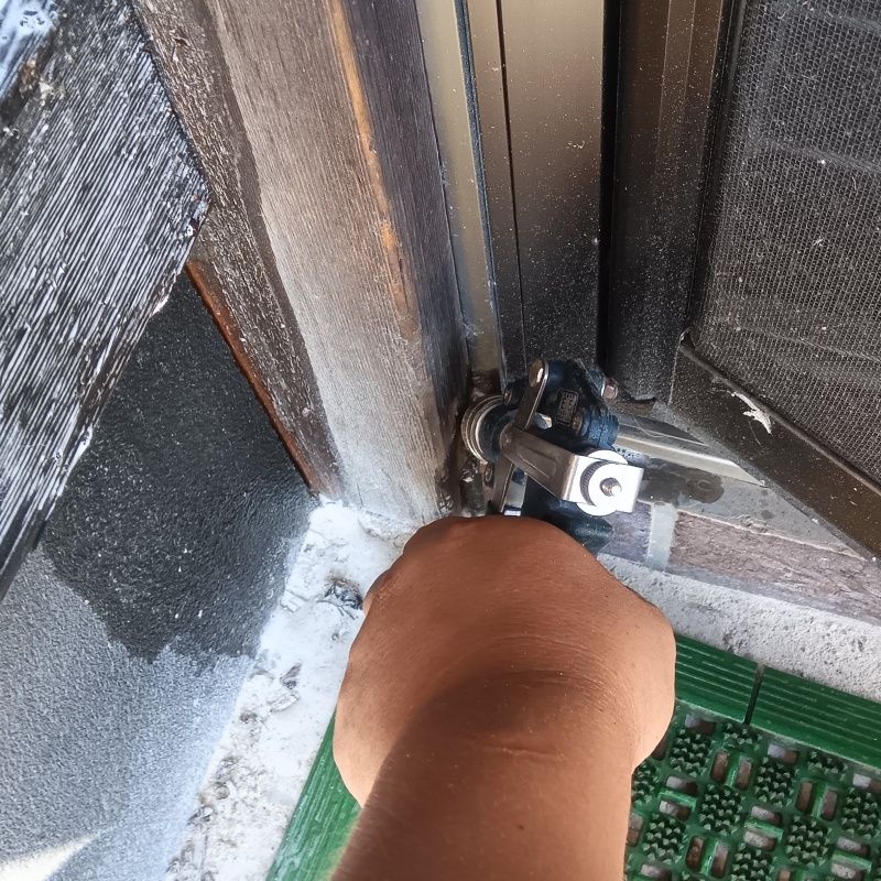 柱に防蟻剤を注入