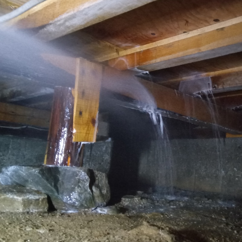 床下の木材にシロアリ駆除剤を散布