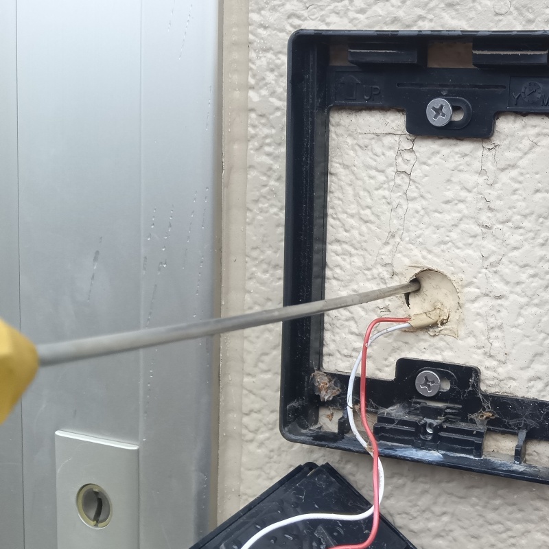 壁にシロアリ駆除剤を注入