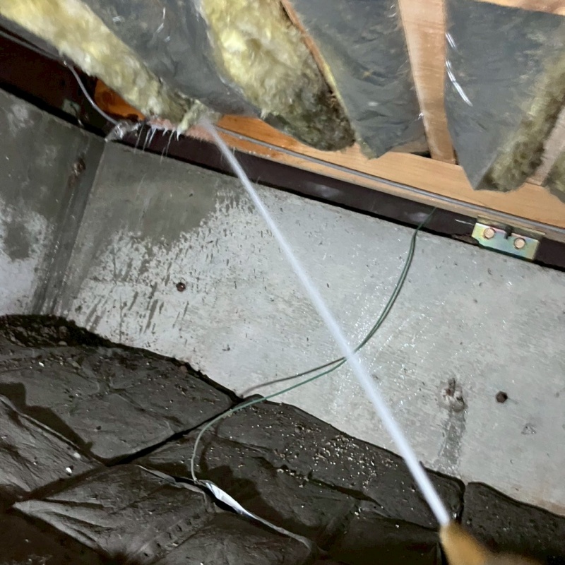 床下断熱材にシロアリ駆除剤を散布