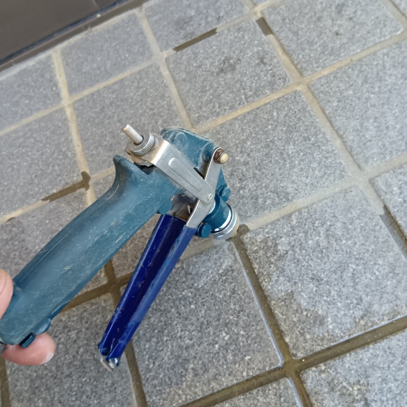 玄関床に穴を開けてシロアリ駆除剤を注入