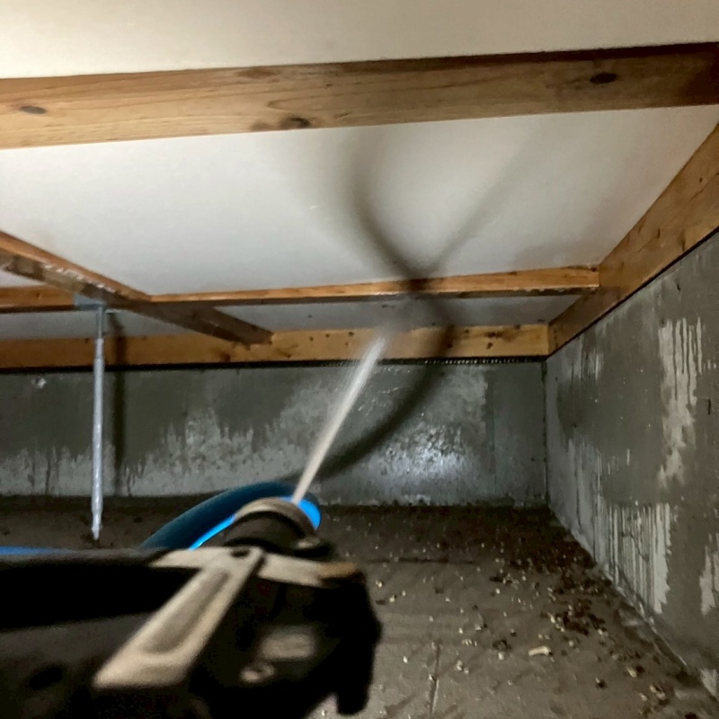 床下断熱材にシロアリ駆除剤を散布