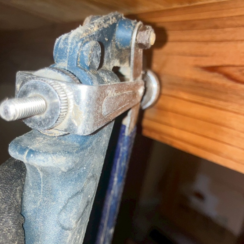 木部に穴を開けてシロアリ駆除剤を注入