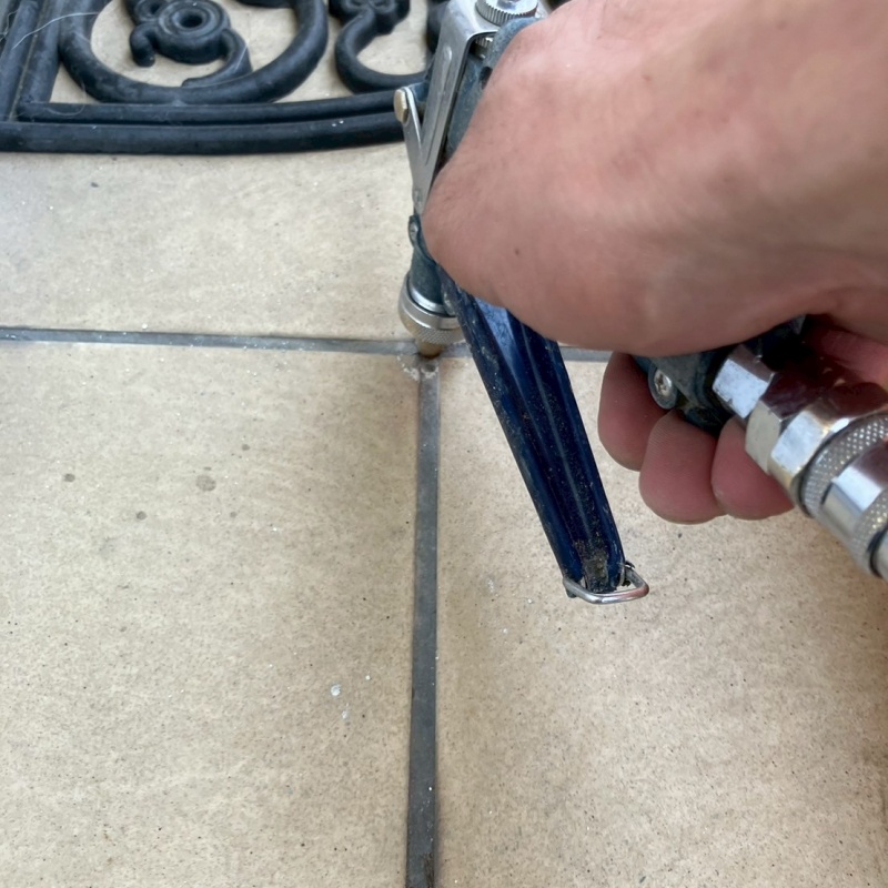 玄関床の目地からシロアリ駆除剤を注入