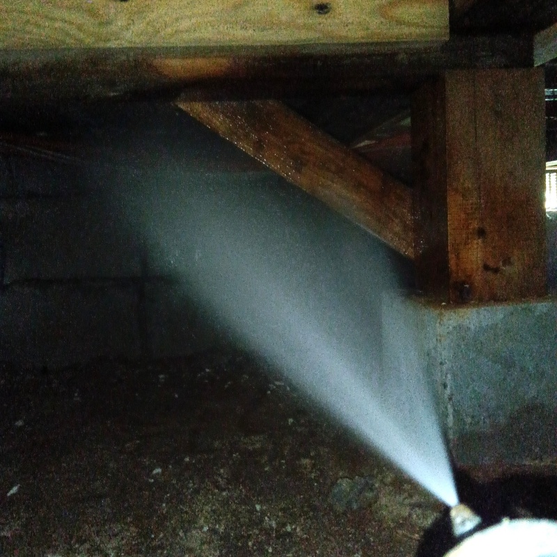 床下木材に防蟻剤を散布