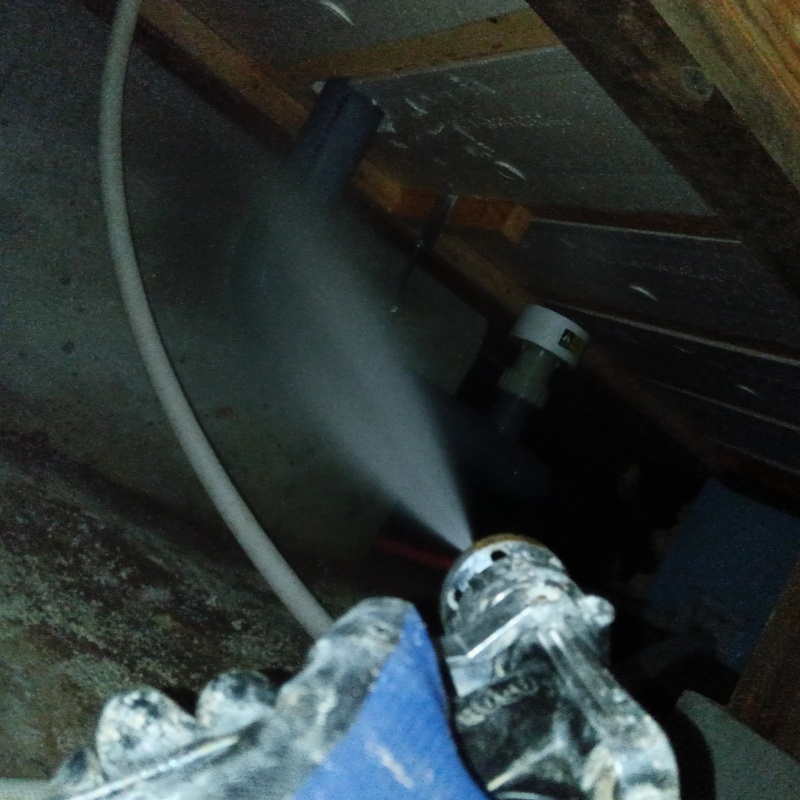 基礎に防蟻剤を散布