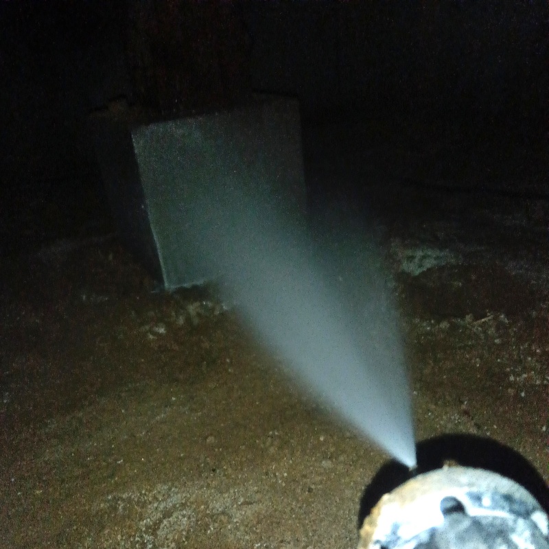 基礎に防蟻剤を吹き付ける様子