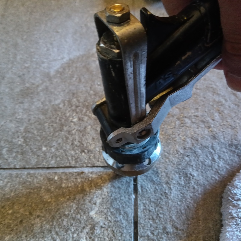 玄関床に穴を開けて防蟻剤を注入