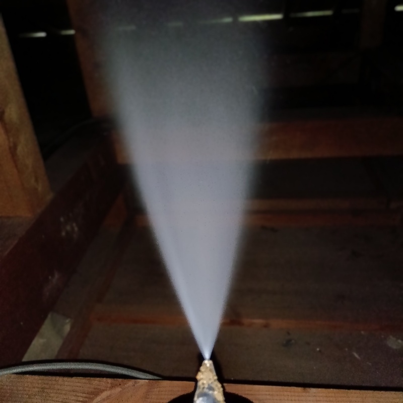 屋根裏の木材にシロアリ駆除剤を散布