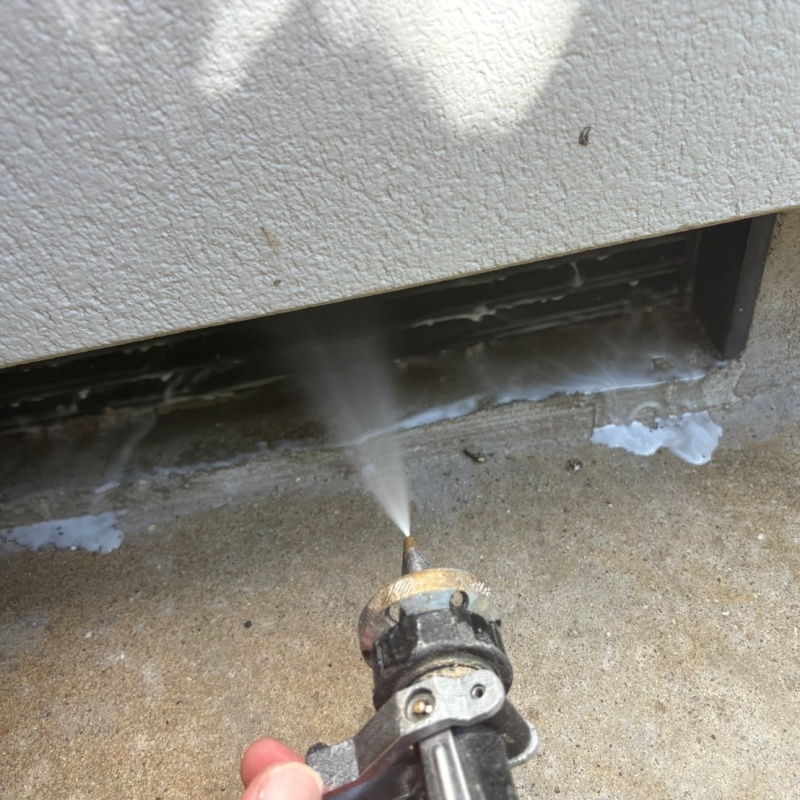 床下換気口からシロアリ駆除剤を散布