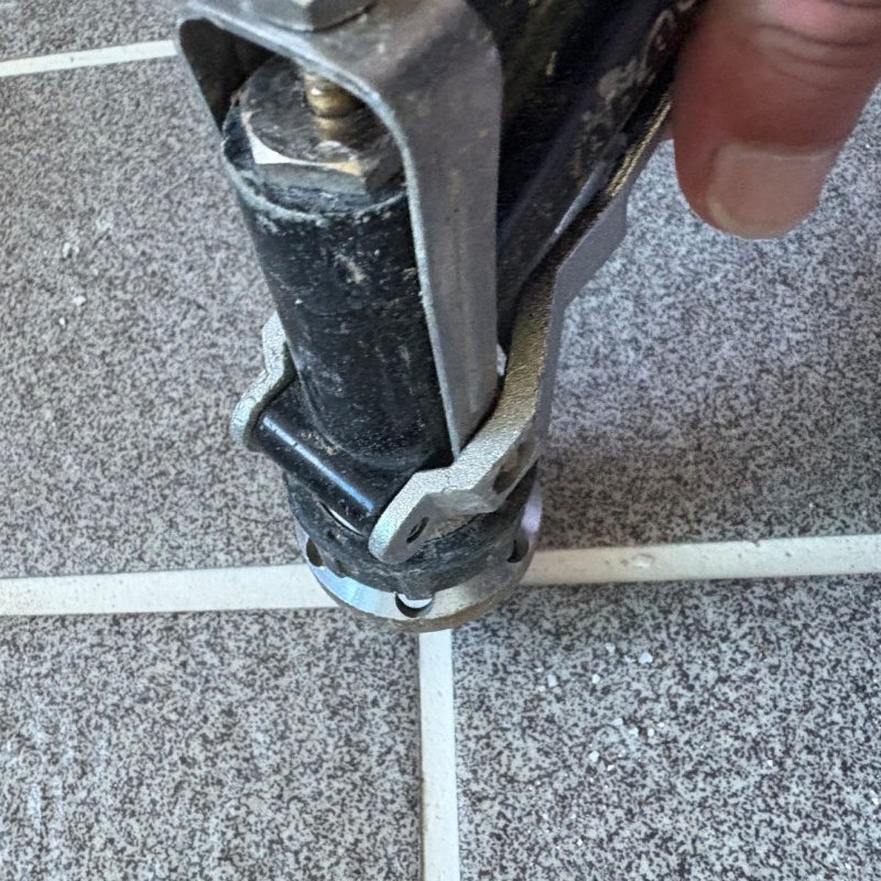 玄関床の目地からシロアリ駆除剤を注入