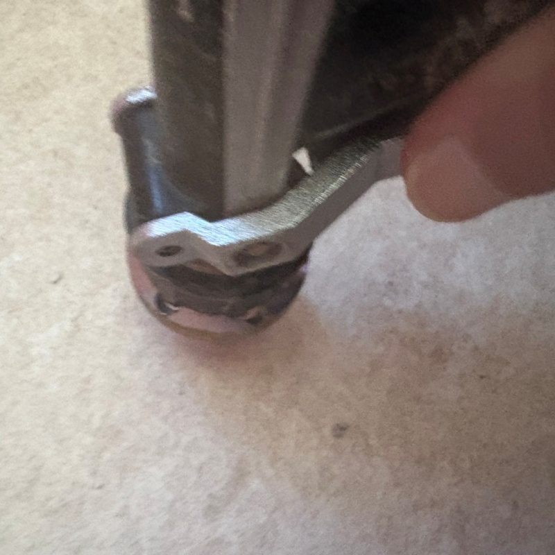 コンクリートに穴を開けてシロアリ駆除剤を注入