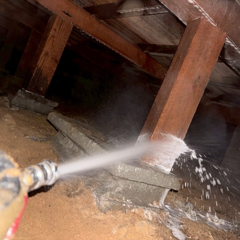 床下木材にシロアリ駆除剤を散布