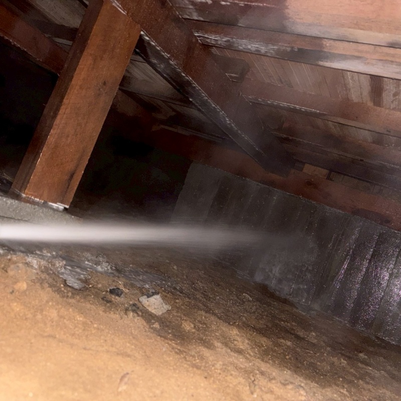 基礎にシロアリ駆除剤を散布