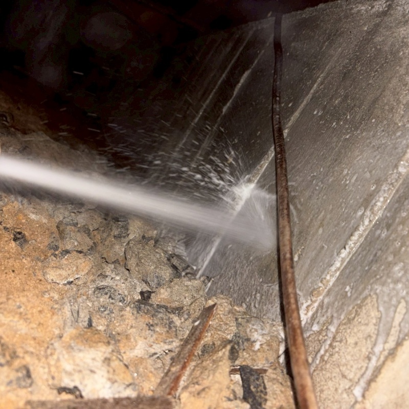 基礎にシロアリ駆除剤を吹き付けている様子