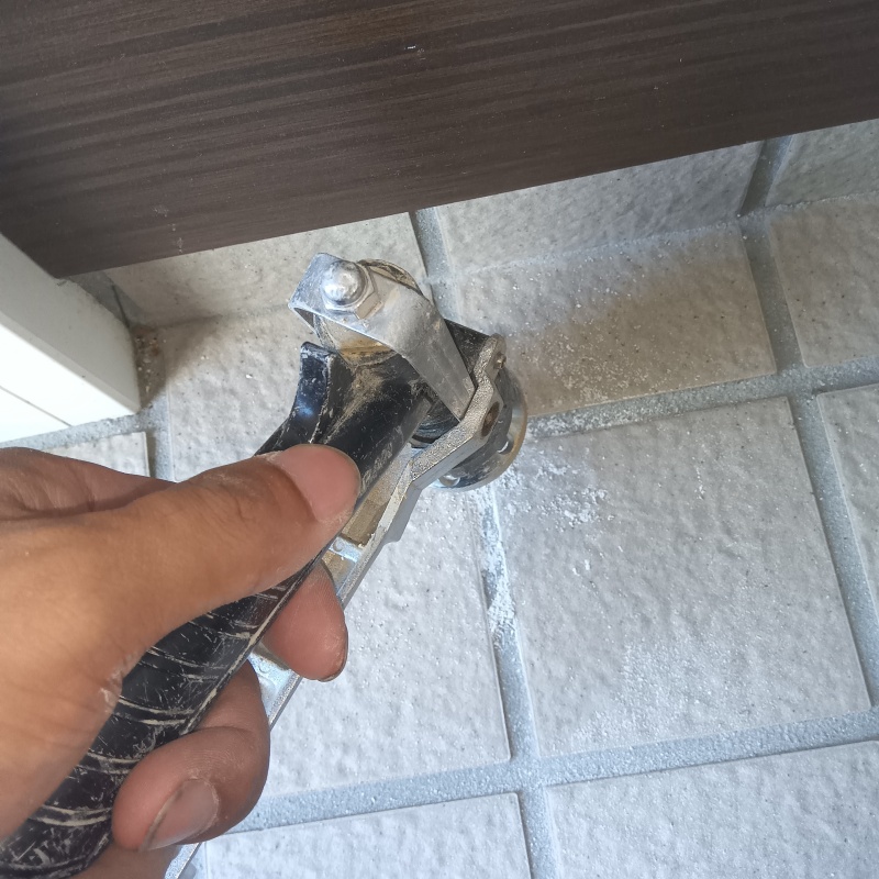 玄関床に穴を開けて防蟻剤を注入