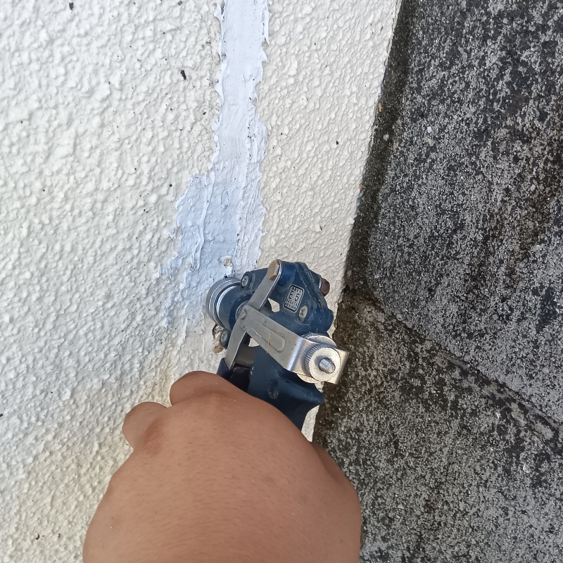 外壁に穴を開けてシロアリ駆除剤を注入