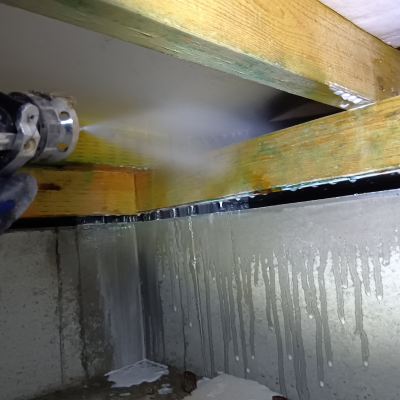 床下木材にシロアリ駆除剤を散布