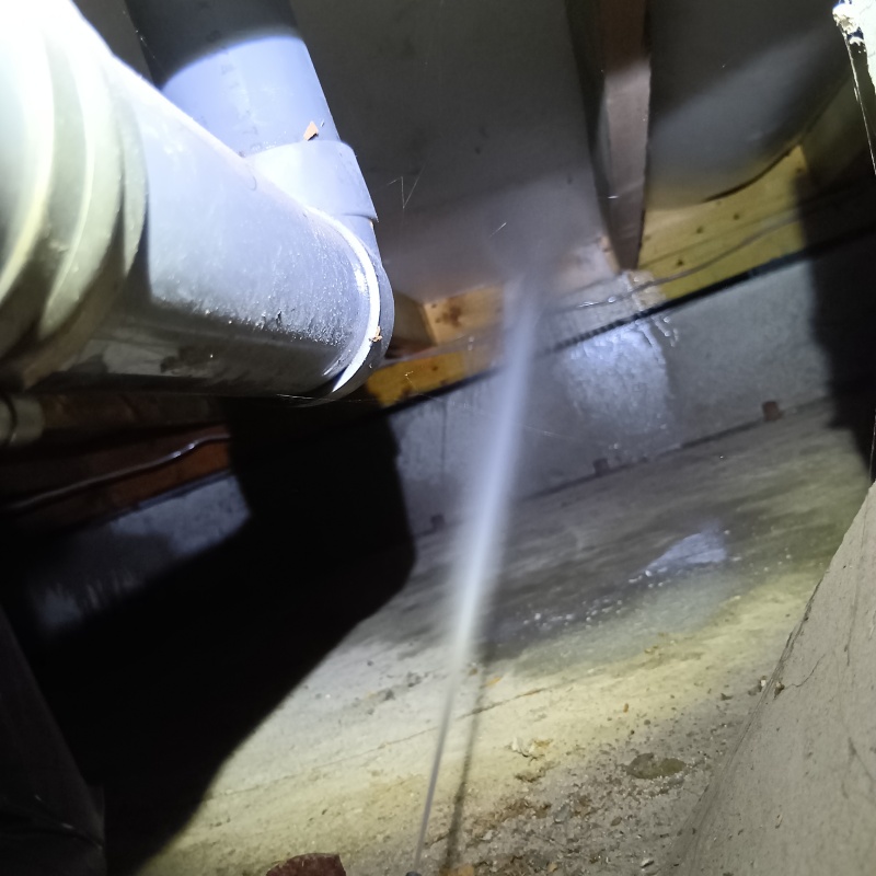 床下断熱材にシロアリ駆除剤を散布