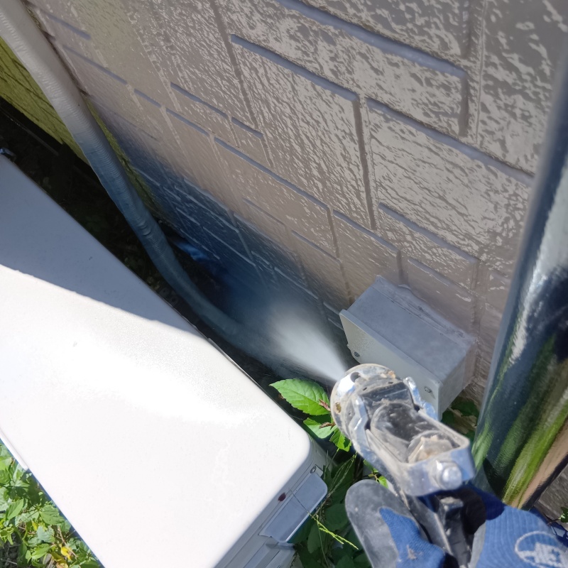 建物外周の土壌にシロアリ駆除剤を散布