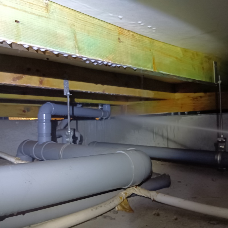 基礎にシロアリ駆除剤を散布