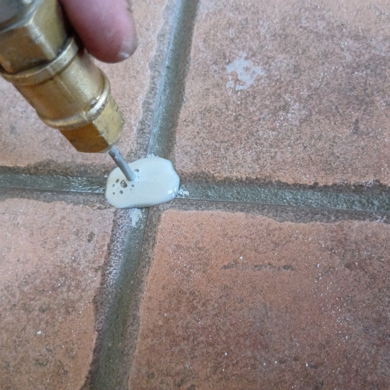 玄関床に穴を開けてシロアリ駆除剤を注入