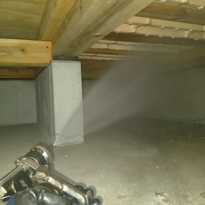 床下木材に防蟻剤を散布