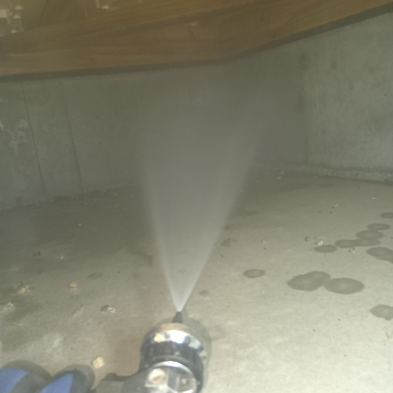 基礎に防蟻剤を散布