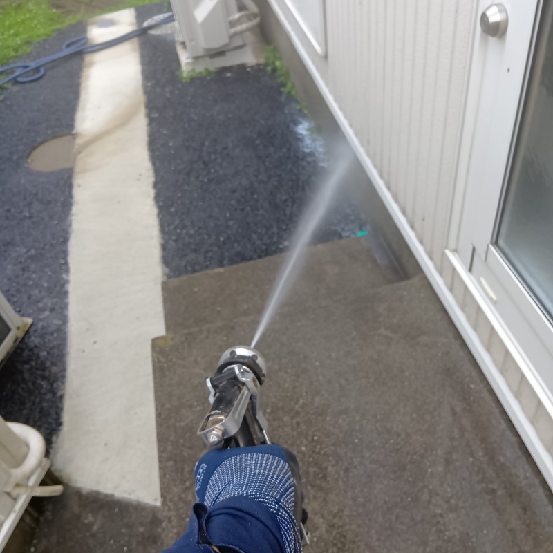 建物外周の土壌に防蟻剤を散布