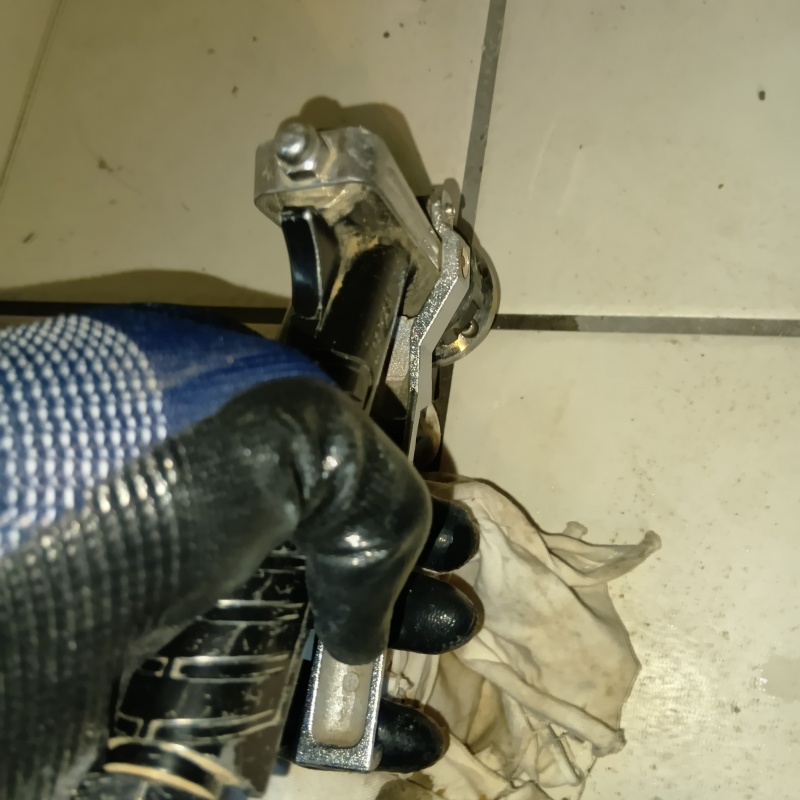 玄関床に穴を開けて防蟻剤を注入