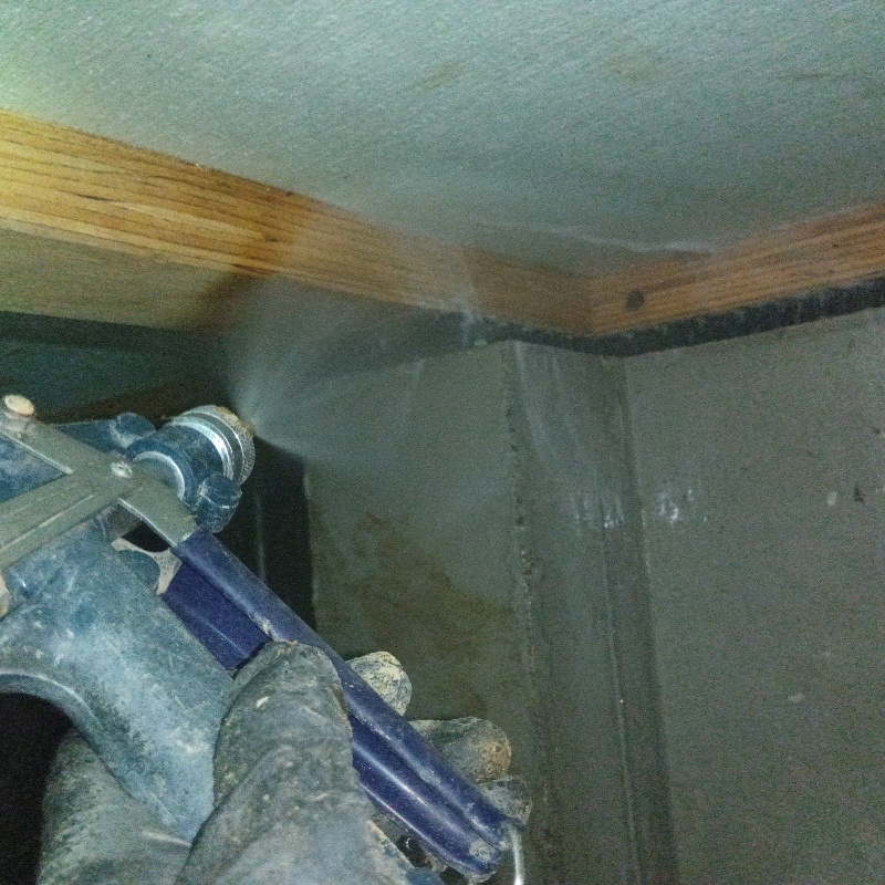 床下断熱材にシロアリ駆除剤を散布