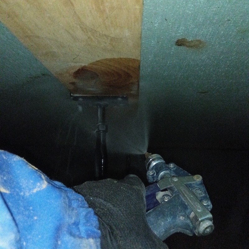 床下木材にシロアリ駆除剤を散布