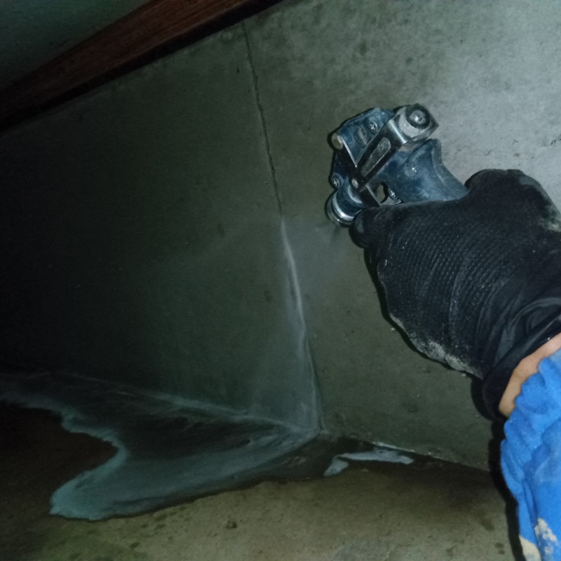 基礎にシロアリ駆除剤を散布