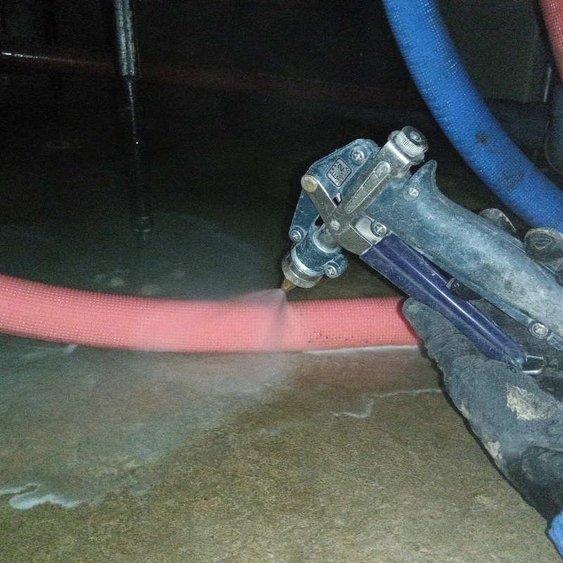 地面にシロアリ駆除剤を散布