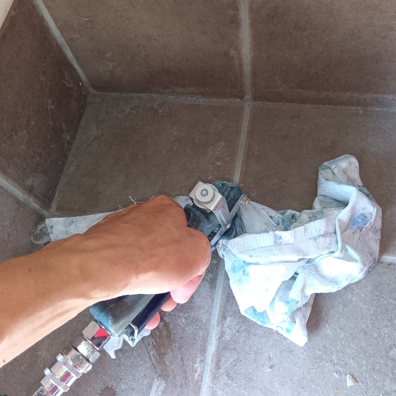 玄関床の目地からシロアリ駆除剤を注入