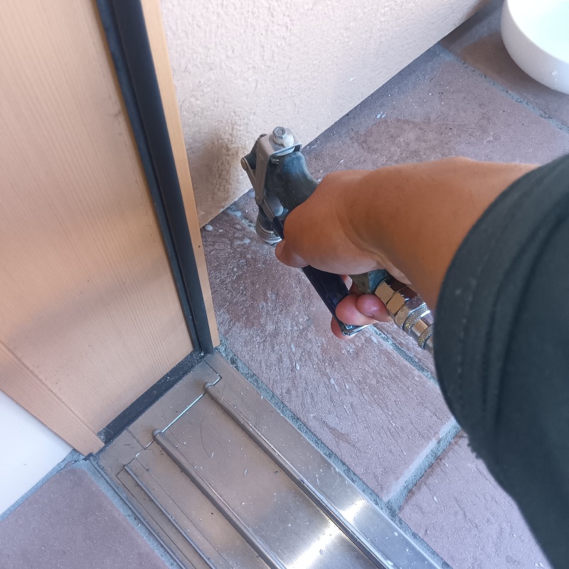 玄関床に穴を開けてシロアリ駆除剤を注入